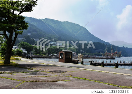 箱根町 箱根芦ノ湖畔の散策路と遊覧船元箱根港周辺の街並み 箱根町 箱根芦ノ湖畔の散策路と遊覧船元箱根港周辺の街並み 135263858