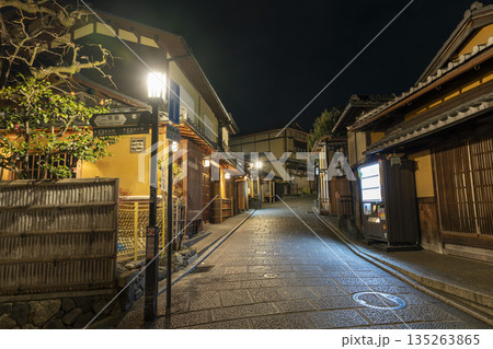 冬の産寧坂(三年坂)　早朝の街並　京都市東山区 135263865