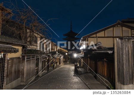 冬の法観寺(八坂の塔) 早朝の街並み 京都府京都市 冬の法観寺(八坂の塔) 早朝の街並み 京都府京都市 135263884