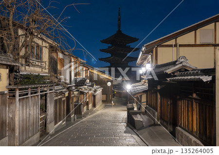 冬の法観寺(八坂の塔) 早朝の街並み 京都府京都市 冬の法観寺(八坂の塔) 早朝の街並み 京都府京都市 135264005