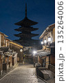 冬の法観寺（八坂の塔）　早朝の街並み　京都府京都市 135264006