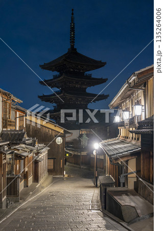 冬の法観寺（八坂の塔）　早朝の街並み　京都府京都市 135264006