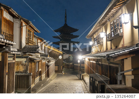 冬の法観寺(八坂の塔) 早朝の街並み 京都府京都市 冬の法観寺(八坂の塔) 早朝の街並み 京都府京都市 135264007