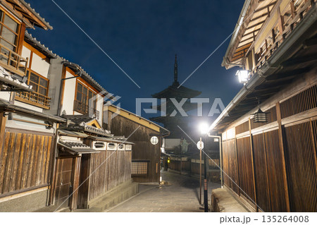 冬の法観寺(八坂の塔) 早朝の街並み 京都府京都市 冬の法観寺(八坂の塔) 早朝の街並み 京都府京都市 135264008
