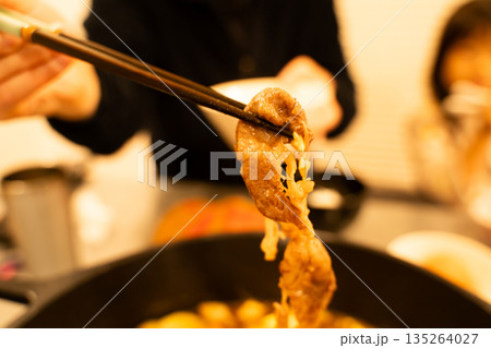 すき焼きを食べるシーン すき焼きを食べるシーン 135264027