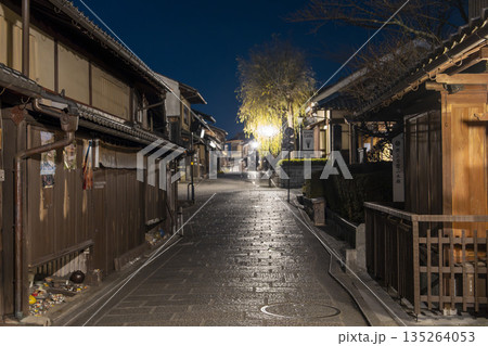 冬の産寧坂(三年坂) 早朝の街並 京都市東山区 冬の産寧坂(三年坂) 早朝の街並 京都市東山区 135264053