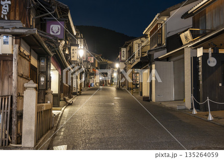 冬の清水坂　早朝の街並　京都市東山区 135264059