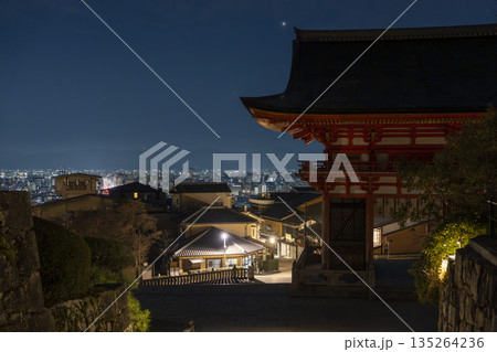 冬の音羽山　清水寺　仁王門と京都市街の夜景　京都府京都市 135264236