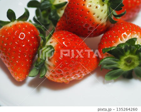 白い皿に置かれた瑞々しいイチゴ（20260103170830） 135264260