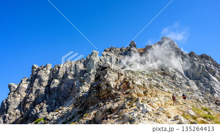 【北アルプス】焼岳山頂付近から北峰を見上げる 135264413
