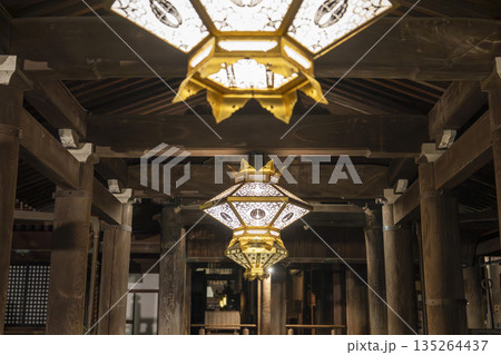 早朝の音羽山 清水寺 回廊の照明 京都府京都市 早朝の音羽山 清水寺 回廊の照明 京都府京都市 135264437