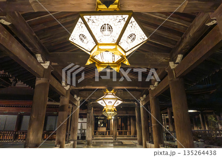 早朝の音羽山　清水寺　回廊の照明　京都府京都市 135264438