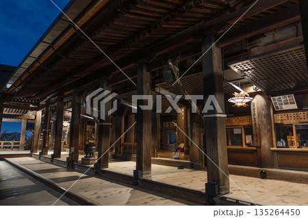 冬の音羽山　清水寺　早朝の本堂　京都府京都市 135264450