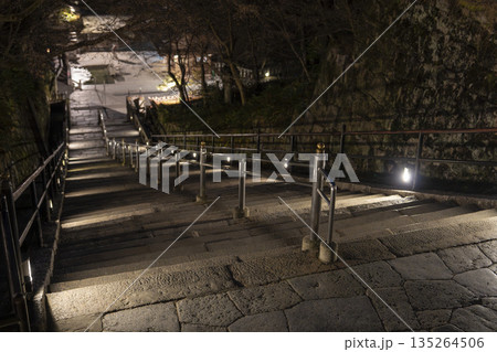 冬の音羽山　清水寺　本堂から音羽の滝に続く階段　京都府京都市 135264506