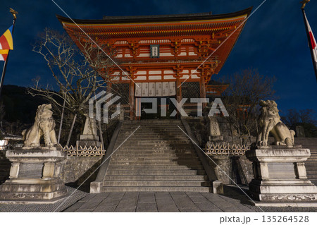 冬の音羽山 清水寺 仁王門 京都府京都市 冬の音羽山 清水寺 仁王門 京都府京都市 135264528
