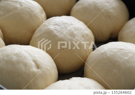 並んだ丸いパン生地(ちぎりパン) 並んだ丸いパン生地(ちぎりパン) 135264602