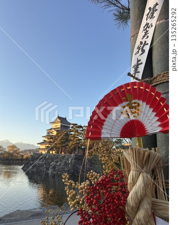 松本城の正月飾り(近影)(12月 長野県松本市 丸の内) 松本城の正月飾り(近影)(12月 長野県松本市 丸の内) 135265292
