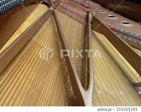 ピアノの内部 135265293