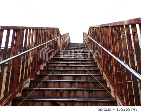 錆だらけの歩道橋 135265745