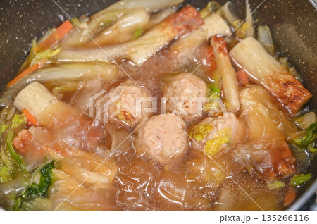 ライスペーパーを加えた鶏だんごと白菜のあったか鍋 ライスペーパーを加えた鶏だんごと白菜のあったか鍋 135266116