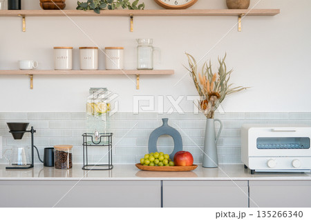 おしゃれなキッチンの収納棚,カップボード,キッチンボード 135266340