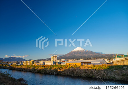 （静岡県）外国人観光客に人気の新撮影スポット　富士山夢の大橋付近の情景 135266403
