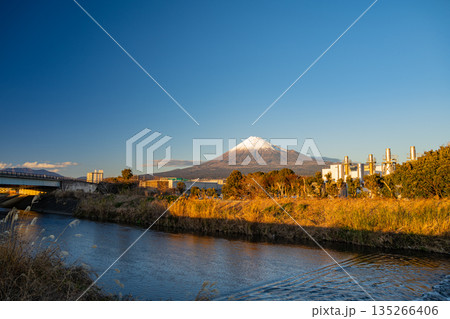 (静岡県)外国人観光客に人気の新撮影スポット 富士山夢の大橋付近の情景 (静岡県)外国人観光客に人気の新撮影スポット 富士山夢の大橋付近の情景 135266406