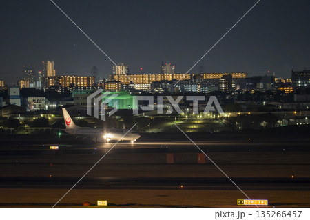大阪空港(伊丹空港)の夜景 タキシング中の飛行機 大阪府豊中市 大阪空港(伊丹空港)の夜景 タキシング中の飛行機 大阪府豊中市 135266457
