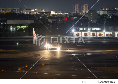 大阪空港（伊丹空港）の夜景　タキシング中の飛行機　大阪府豊中市 135266463