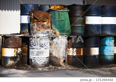 工場　特官物ドラム缶置場 135266488