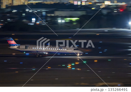 大阪空港（伊丹空港）の夜景　離陸中の飛行機　大阪府豊中市 135266491