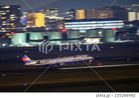 大阪空港（伊丹空港）の夜景　離陸中の飛行機　大阪府豊中市 135266492