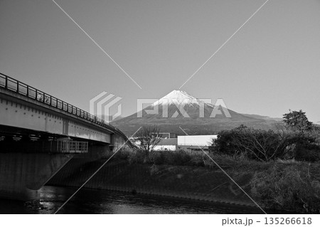 (静岡県)外国人観光客に人気の新撮影スポット富士山夢の大橋付近 モノクロ撮影 (静岡県)外国人観光客に人気の新撮影スポット富士山夢の大橋付近 モノクロ撮影 135266618
