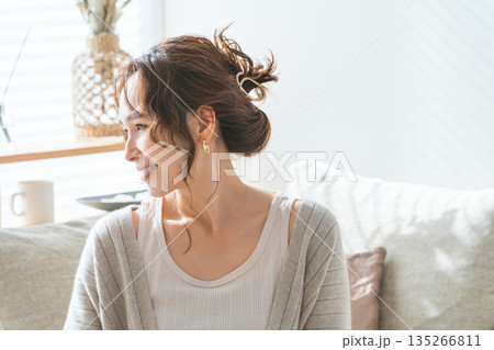 アクセサリー,ピアス,イヤリングをつける女性の横顔 アクセサリー,ピアス,イヤリングをつける女性の横顔 135266811