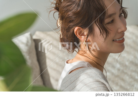 アクセサリー,ピアス,イヤリングをつける女性の横顔 135266812