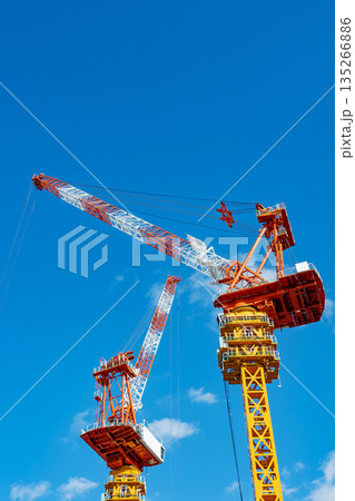 建設現場　大型クレーン 135266886