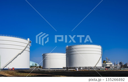 石油・ガスタンク 135266892