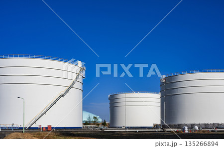 石油・ガスタンク 135266894