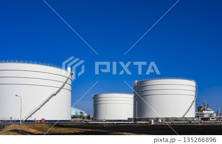 石油・ガスタンク 135266896