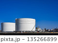 石油・ガスタンク 135266899