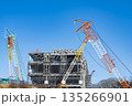 建設現場　大型クレーン 135266901
