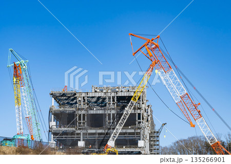 建設現場　大型クレーン 135266901
