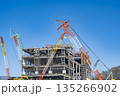 建設現場　大型クレーン 135266902