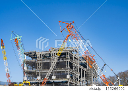 建設現場　大型クレーン 135266902