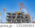 建設現場　大型クレーン 135266903