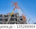 建設現場　大型クレーン 135266904