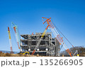 建設現場　大型クレーン 135266905
