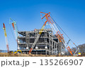 建設現場　大型クレーン 135266907