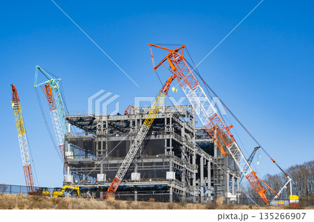 建設現場　大型クレーン 135266907