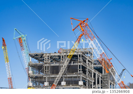 建設現場　大型クレーン 135266908